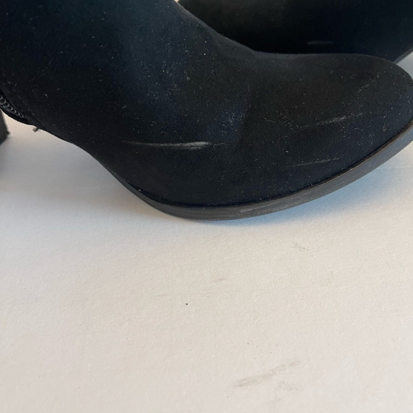 Fergalicious Women’s Black Capital Suede Ankle Boots Tassle Side Zip Size 8.5 - Picture 9 of 10